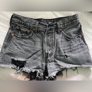 VINTAGE LEVI’S- black distressed jean shorts